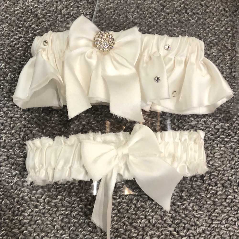 Set of 2 silk white bow guarders